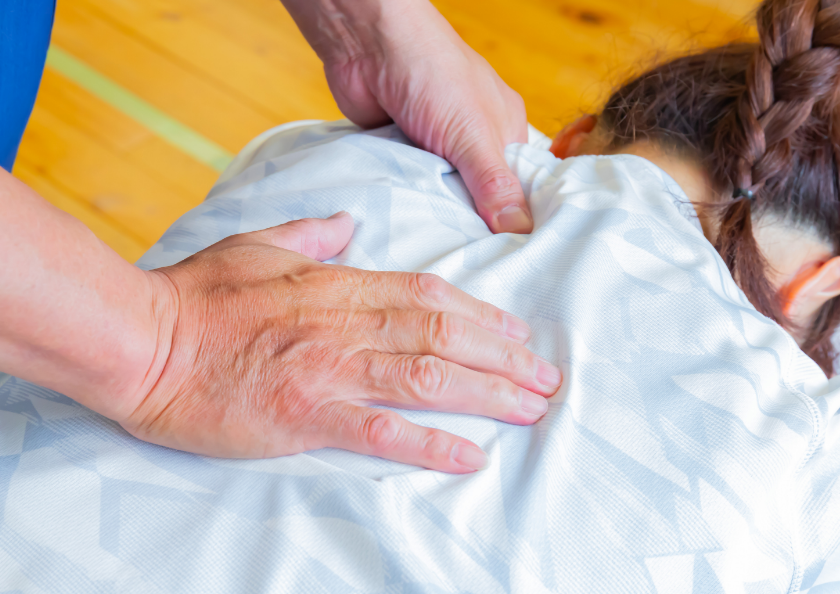 肩の施術を行う様子