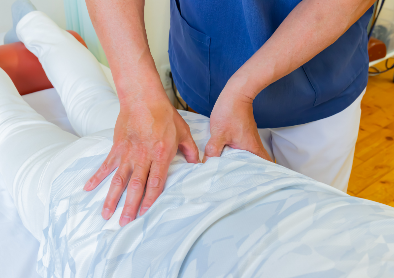 手技施術を行う様子